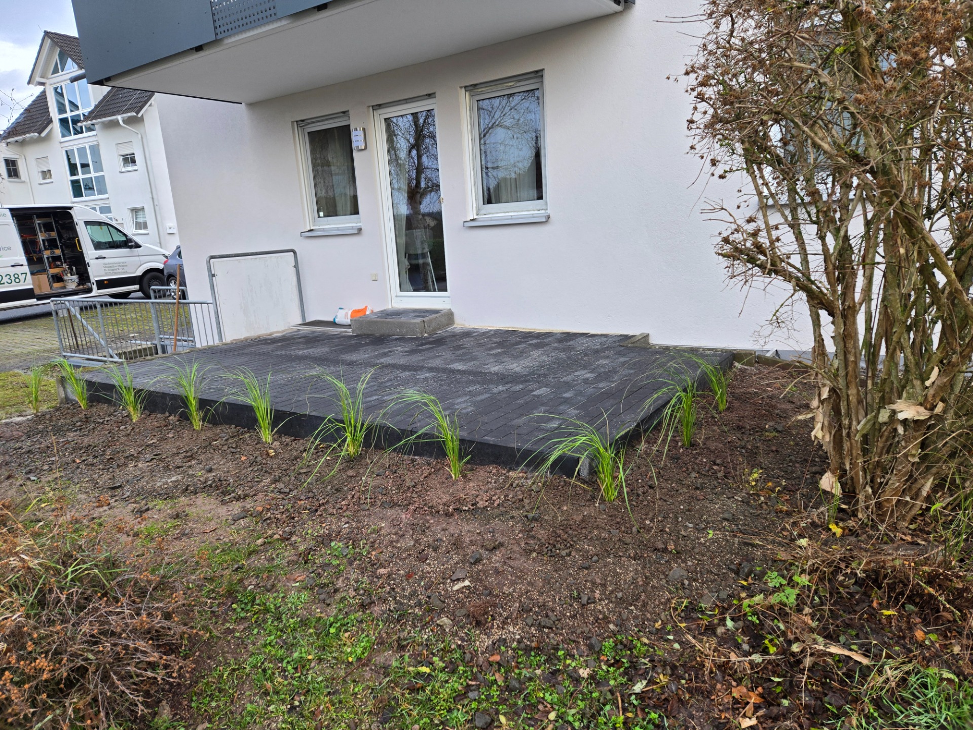 Terrassenerneuerung mit natürlichen sichtschutz